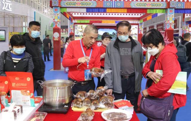 汕头市松发食品有限公司负责人向游客介绍脱骨猪脚