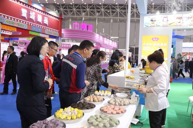 品种丰富的老潮兴粿品吸引了不少游客驻足拍照品尝