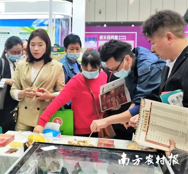 观众体验试吃，预制菜品很快横扫一空。