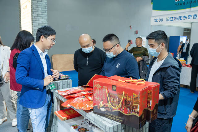 黃圃臘味展示攤位吸引眾多采購商駐足