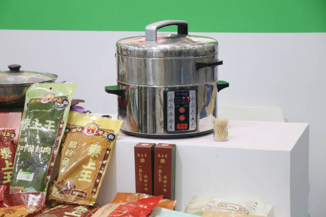 “電飯鍋+產(chǎn)品”是黃圃臘味企業(yè)展示的“標(biāo)配”  