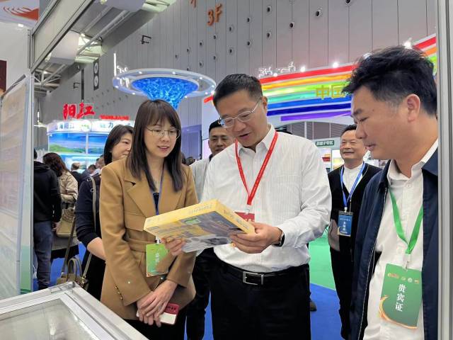 汕头市副市长赵志涛到展区了解参展产品