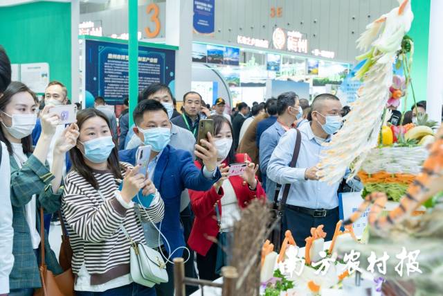 广东省供销集团的展台前，观众纷纷拿出手机拍摄。
