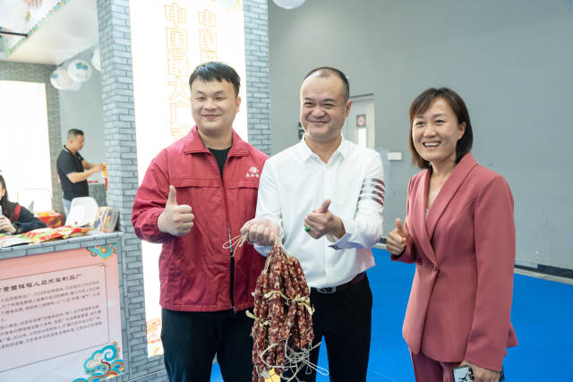 參展嘉賓“打卡”黃圃臘味 