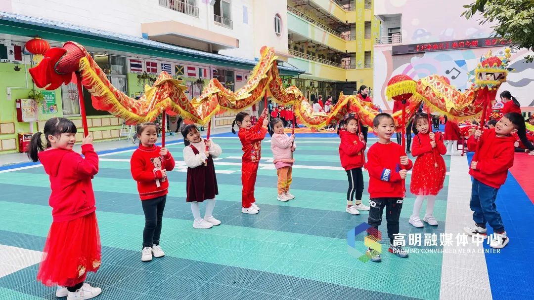 新明珠幼儿园开展舞龙活动,加深幼儿对传统文化的了解。 新明珠幼儿园开展舞龙活动,加深幼儿对传统文化的了解。