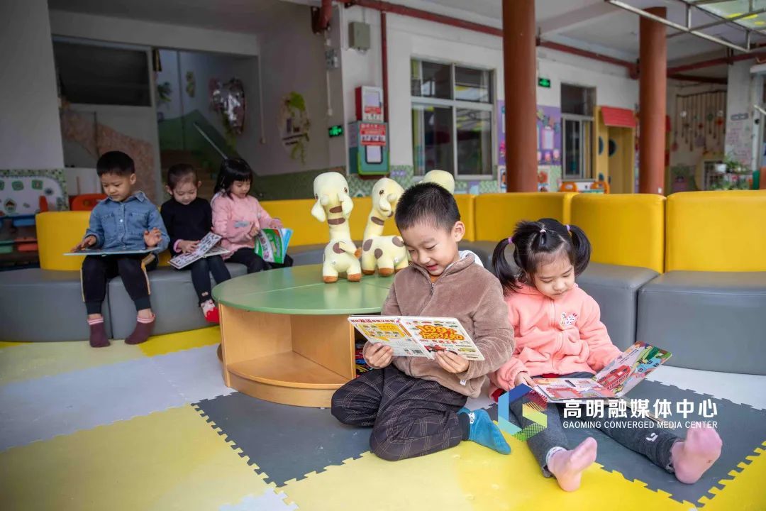 高明机关幼儿园内,小朋友在看阅读绘本。 高明机关幼儿园内,小朋友在看阅读绘本。