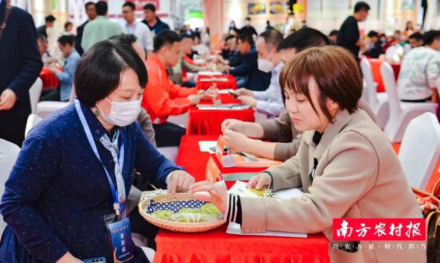 妇联展区企业代表，参与农博会特色农产品产销对接活动，促进产品销售。