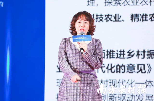 廣東漫云物聯(lián)科技有限公司副總經(jīng)理王若琳介紹數(shù)智化產(chǎn)品。