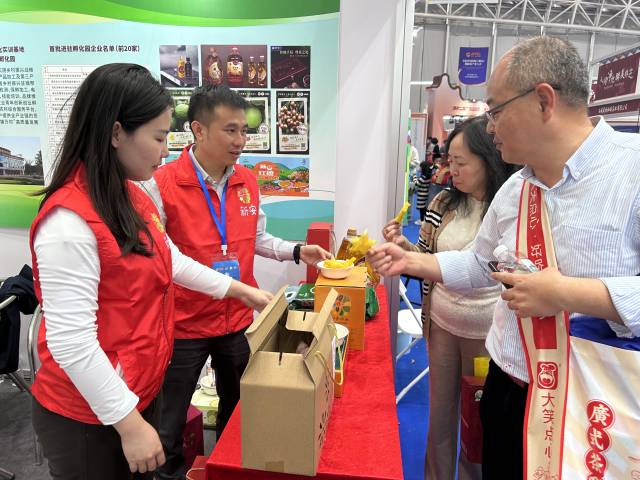 农博会上，驻化州新安镇工作队带来的水果广受好评。