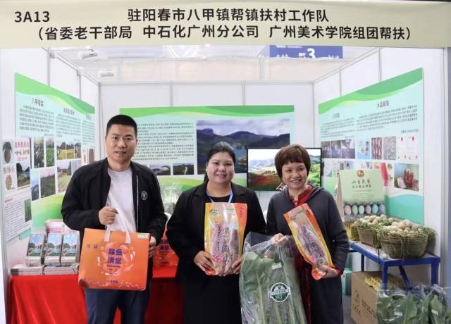 伍美洁（左二）和工作队一起在农博会推广水晶鲷鱼。
