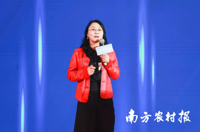 眾口味食品集團董事長李麗介紹園區(qū)產(chǎn)業(yè)集群規(guī)劃。