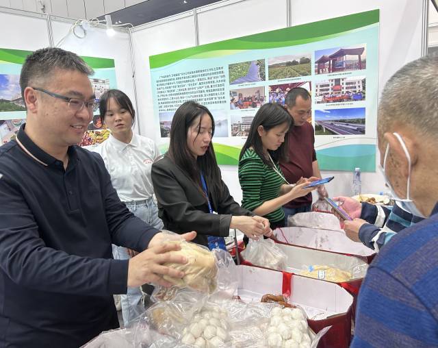 驻封开南丰镇工作队展位前客人络绎不绝。