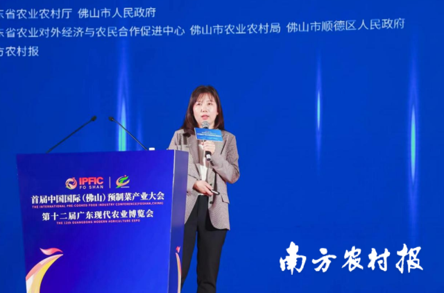 清遠市清城區(qū)預(yù)制菜產(chǎn)業(yè)園招商總監(jiān)廖煥萍介紹產(chǎn)業(yè)園發(fā)展優(yōu)勢及配套設(shè)施。