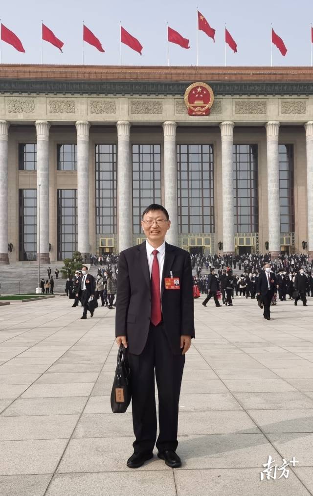  全国人大代表、信阳农林学院茶学院院长、二级教授郭桂义