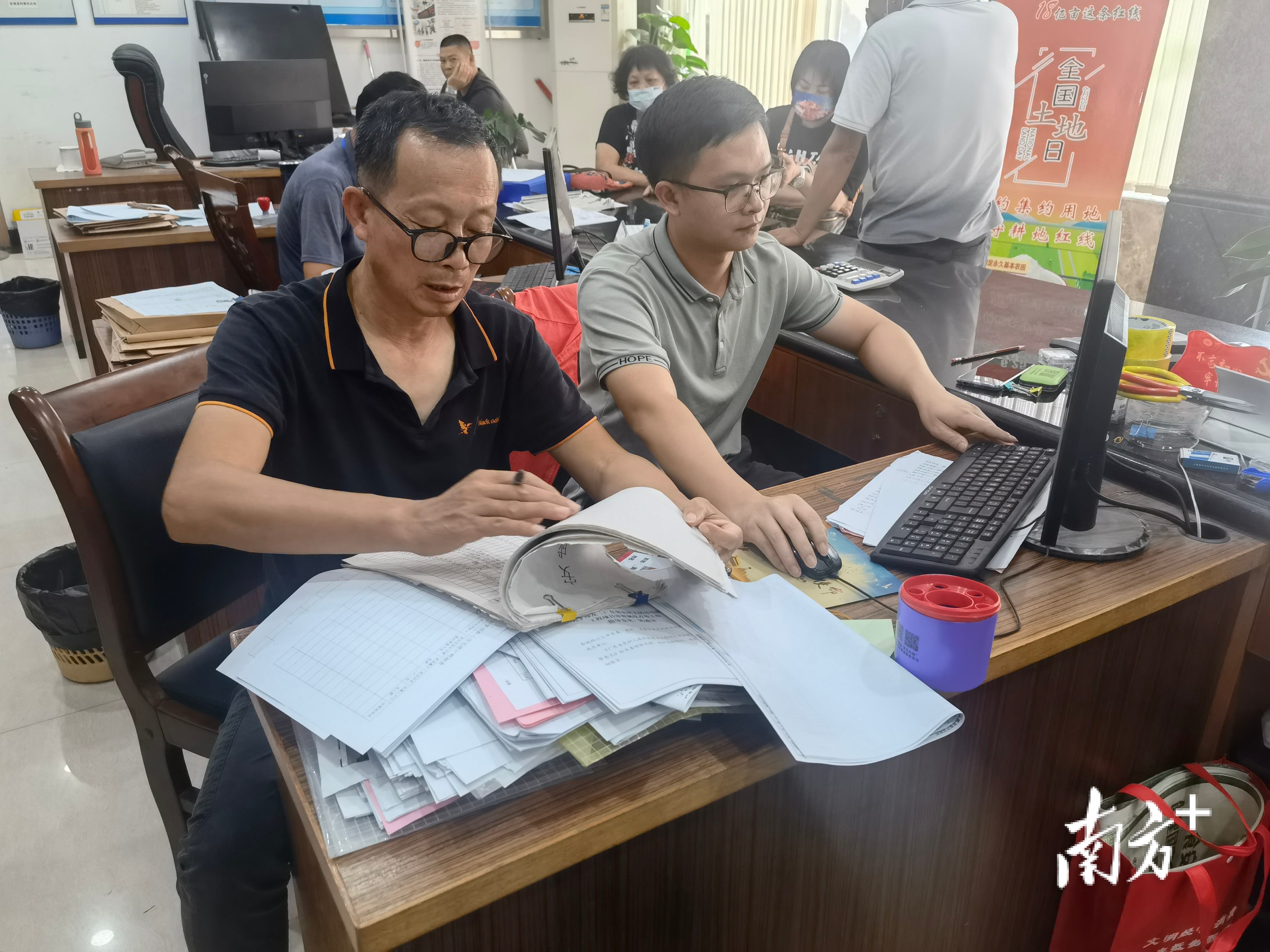 双向跟班锻炼推动机关干部更广泛更深入地接触基层,村(社区)干部更贴近更真切地了解机关。