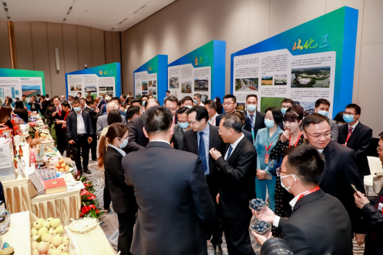 与会嘉宾参观现场招商引资引智展区