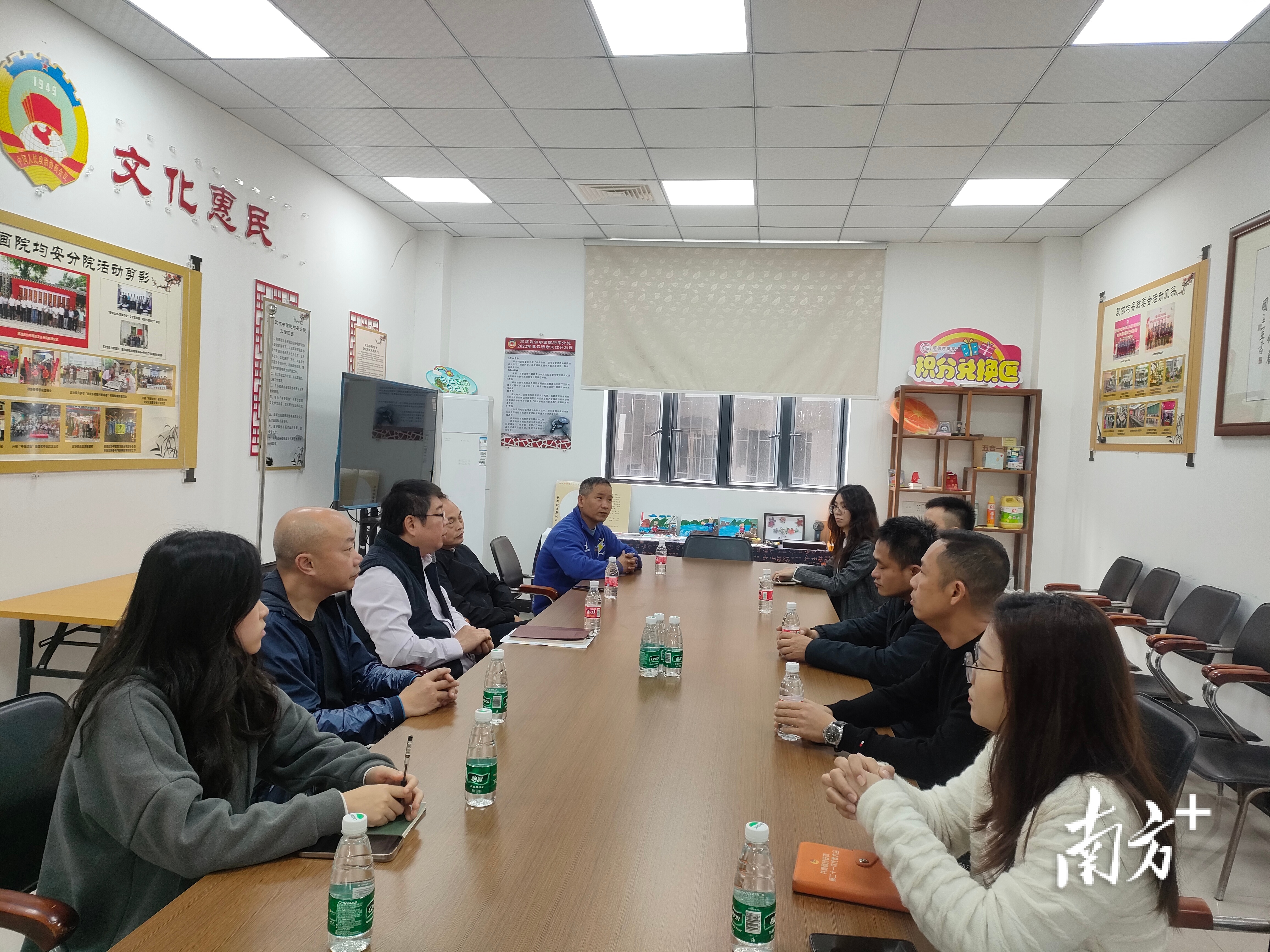 三华社区和鹤峰社区“两委”班子在上村党群服务站进行互学座谈。