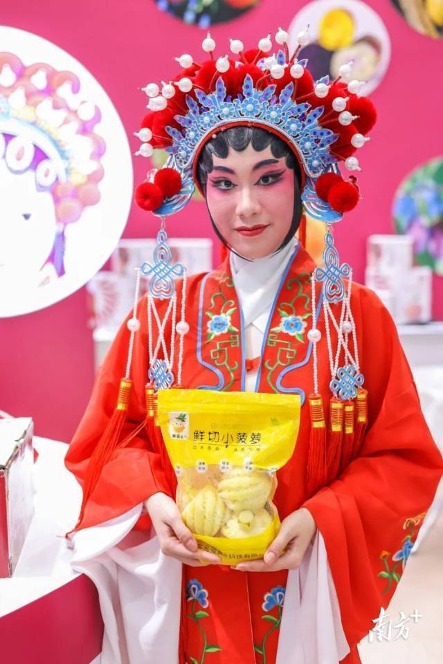 鲜切菠萝和“荔枝花旦”亮相第十二届广东农博会。