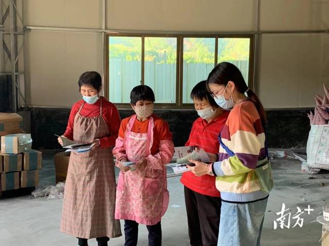 袁湘琳（右）正在進(jìn)行反電信詐騙宣傳,。