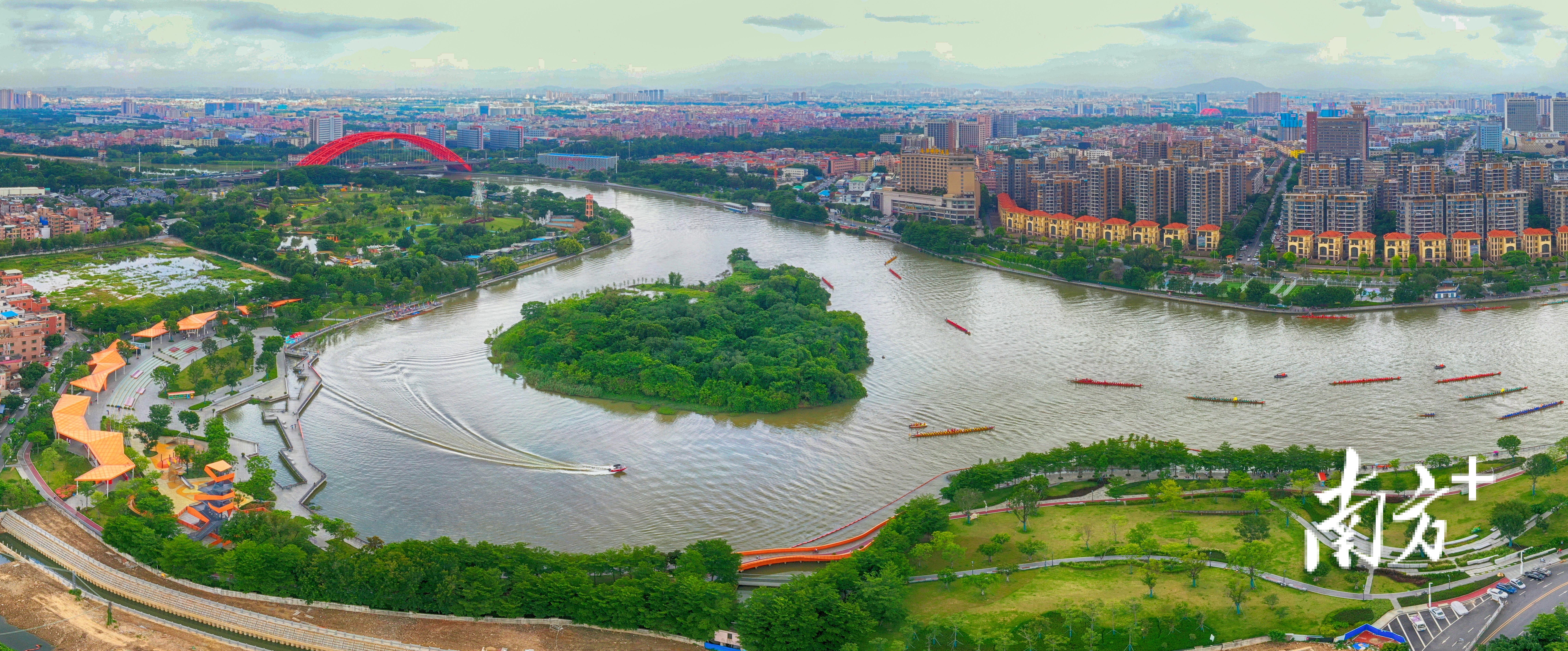 东莞积极发展“碧道经济”。图为万江龙湾游龙舟活动。