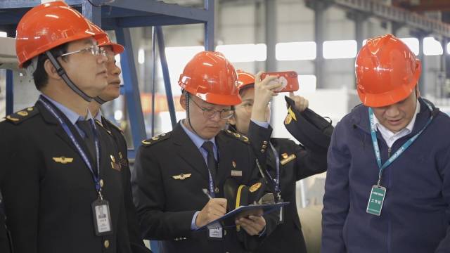 市监局相关工作人员到车间检查生产状况