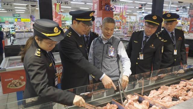 市监局相关工作人员抽检部分商品