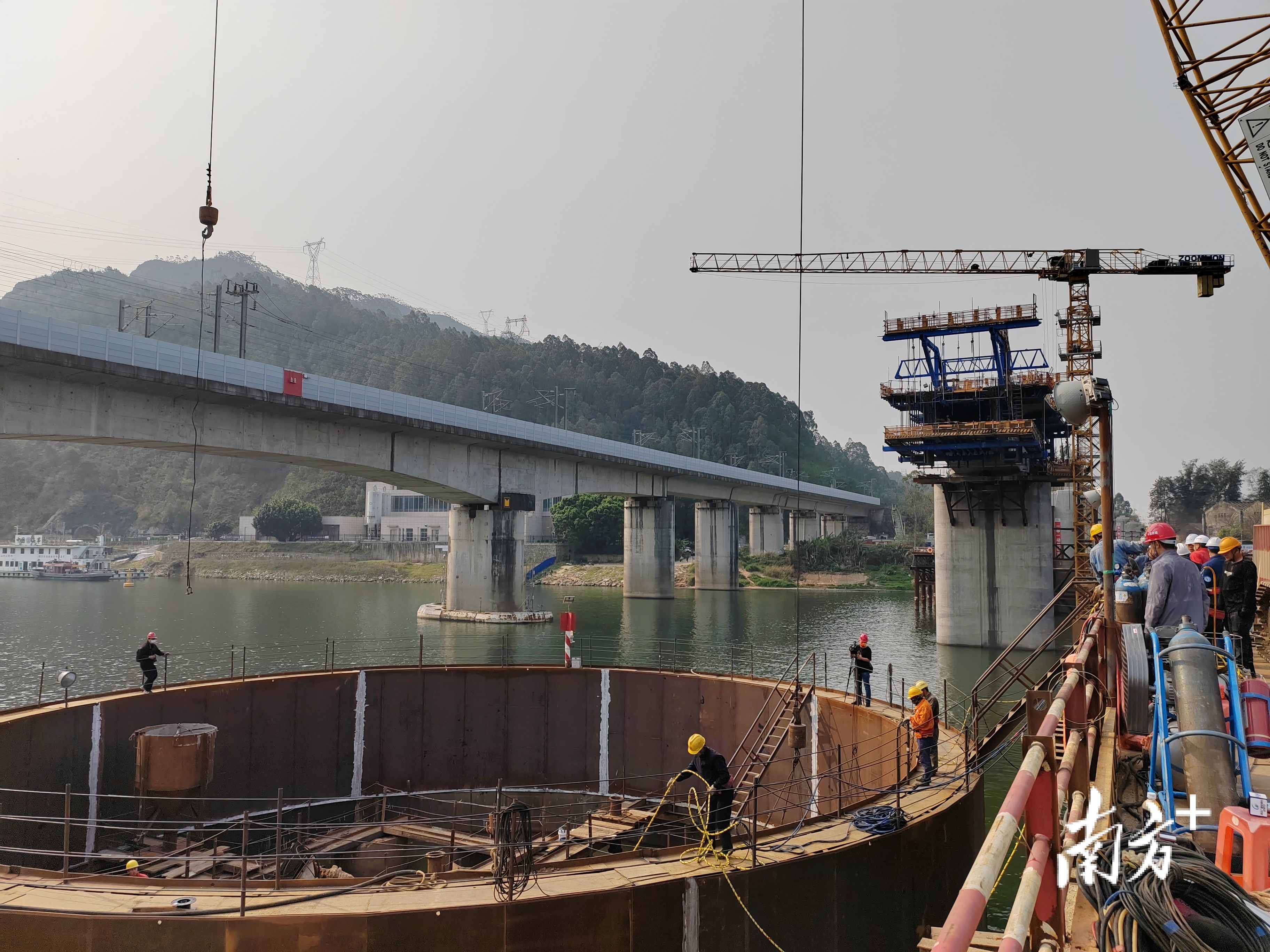 3月8日，北江特大桥跨江段20号主墩双壁钢围堰封底。陈国飞 摄