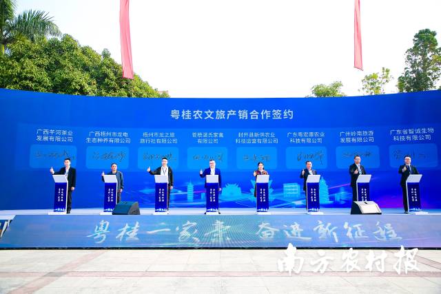 企業(yè)代表上臺簽約,。 