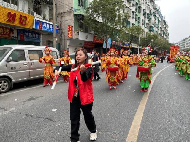 吴燕花在15岁时加入新组建的西门女子英歌队，后来担任队长，一路陪伴英歌队至今。  受访者供图