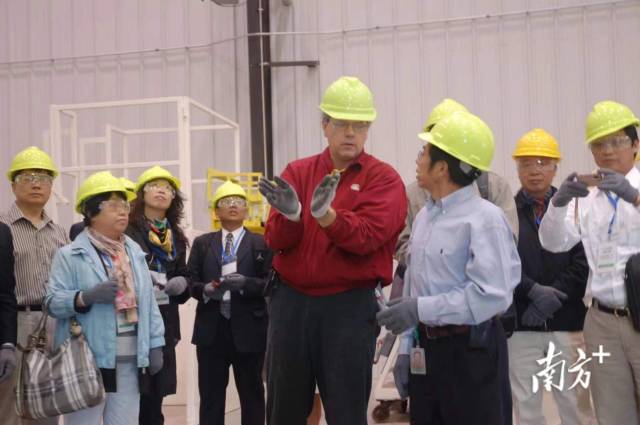 马淑萍（左二）带队到美国考察商业化育种。  受访者供图