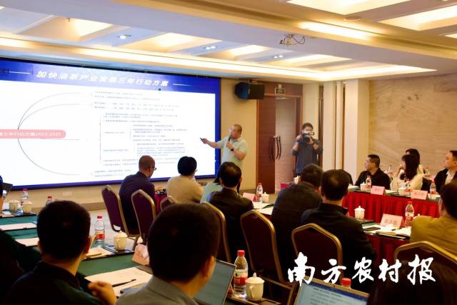 宝华农科总裁苑立俭汇报项目建设方案。