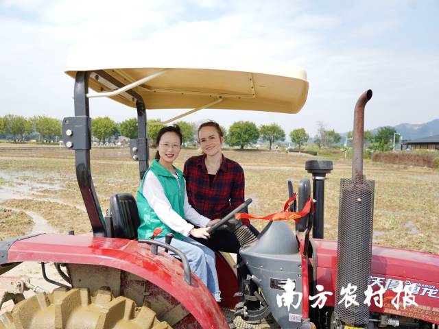 雖然不能體驗(yàn)農(nóng)機(jī)駕駛,，其詩(shī)聞還是忍不住坐上農(nóng)機(jī)，想象著“馳騁”稻田的感覺,。  