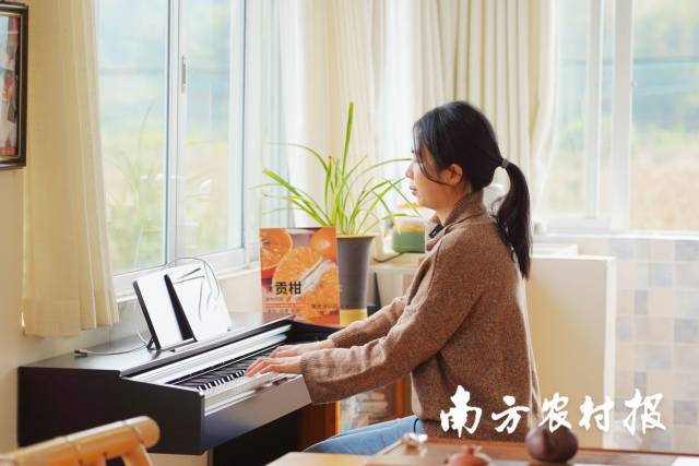 在果园的小楼二层放着一架钢琴，坐在钢琴前可以眺望整片果园。闲暇时，陈慧就在这里，弹琴给这片果园听。 