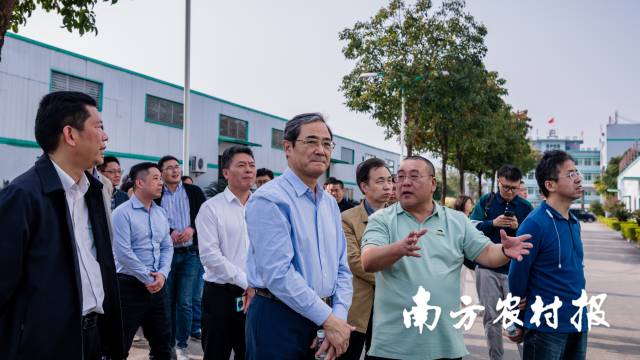 中国工程院院士蒋剑春（前排右三）到宝华农科工厂调研。 林青 摄