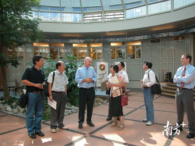 2004年，张凤兰去荷兰Deruiter公司考察学习 