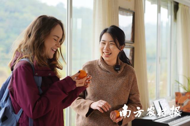 在绿水青山间，其诗闻和陈慧一见如故。