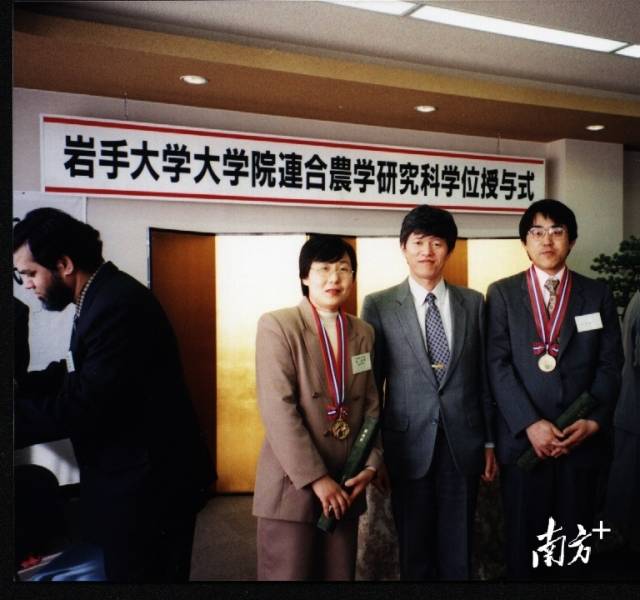 学位授予仪式，中间为日本导师。