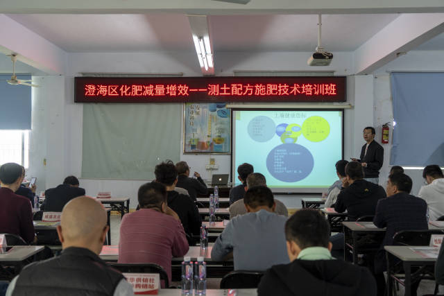 广东省农业科学院农业资源与环境研究所副研究员国彬进行技术培训