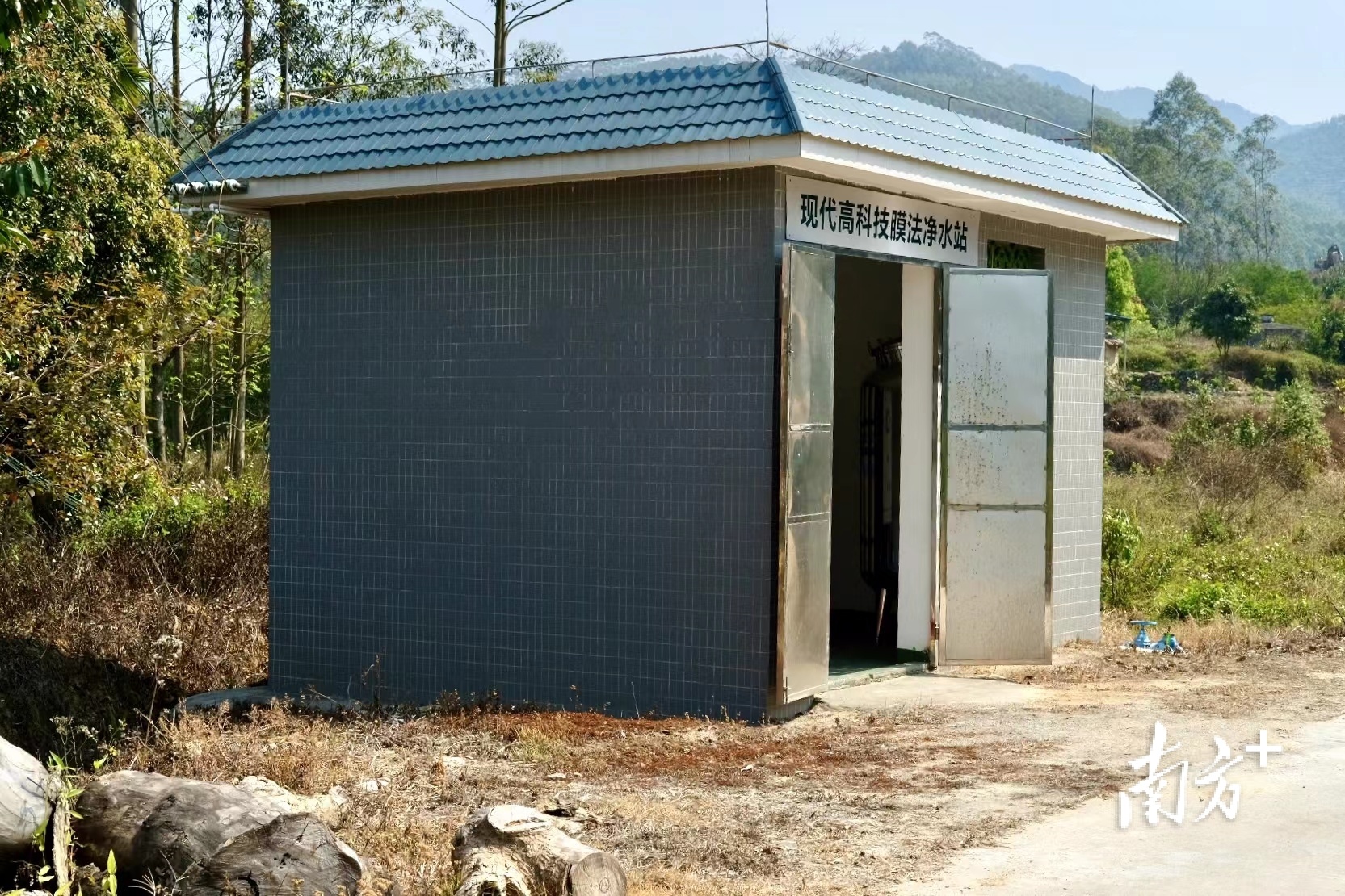 榄坑村的净水站每天能供应25立方米的“放心水”,可满足村里50多户村民日常生活的需要。邱日华 摄 榄坑村的净水站每天能供应25立方米的“放心水”,可满足村里50多户村民日常生活的需要。邱日华 摄