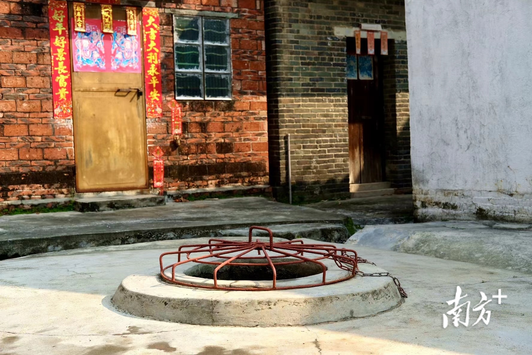 水井曾经是中石塘村村民生活的中心。如今,水井水已被市政自来水取代,水井渐渐无人问津。邱日华 摄 水井曾经是中石塘村村民生活的中心。如今,水井水已被市政自来水取代,水井渐渐无人问津。邱日华 摄