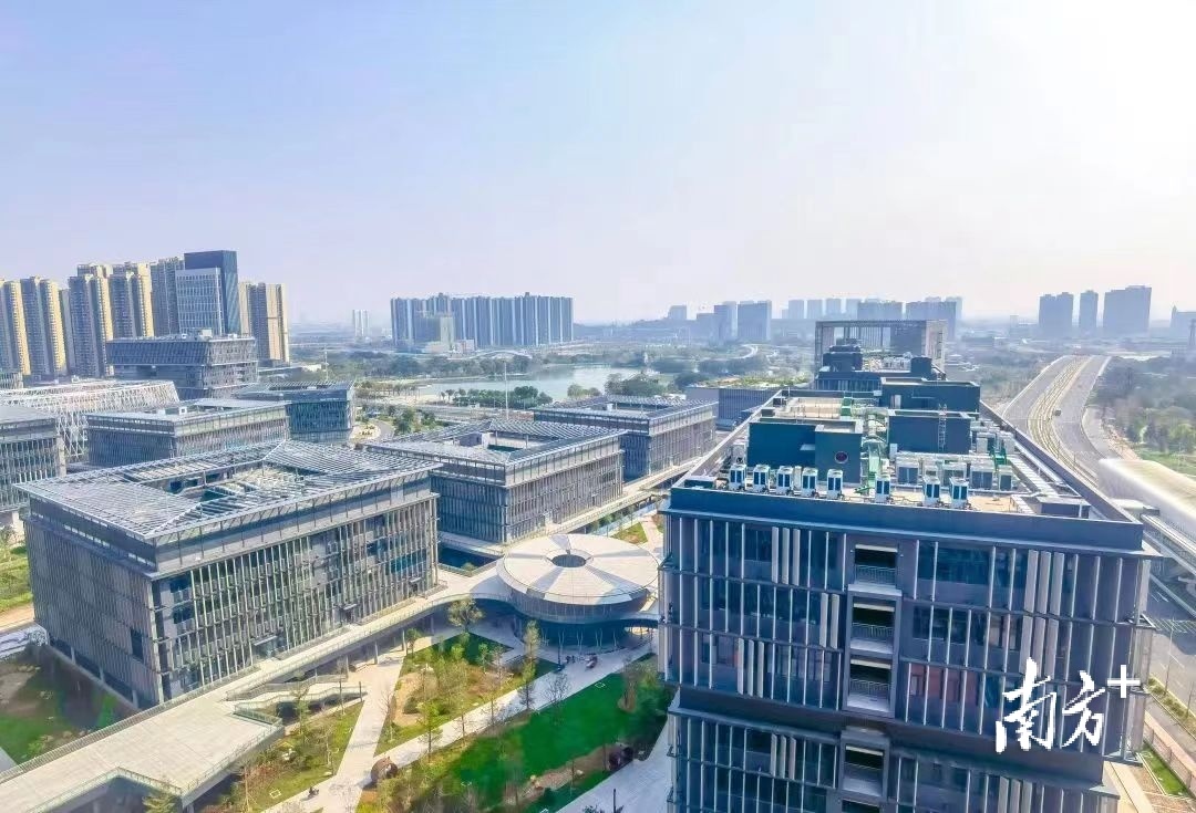 随着季华实验室二期的投用，三龙湾南海片区加快崛起科创新高地。文翰湖畔供图