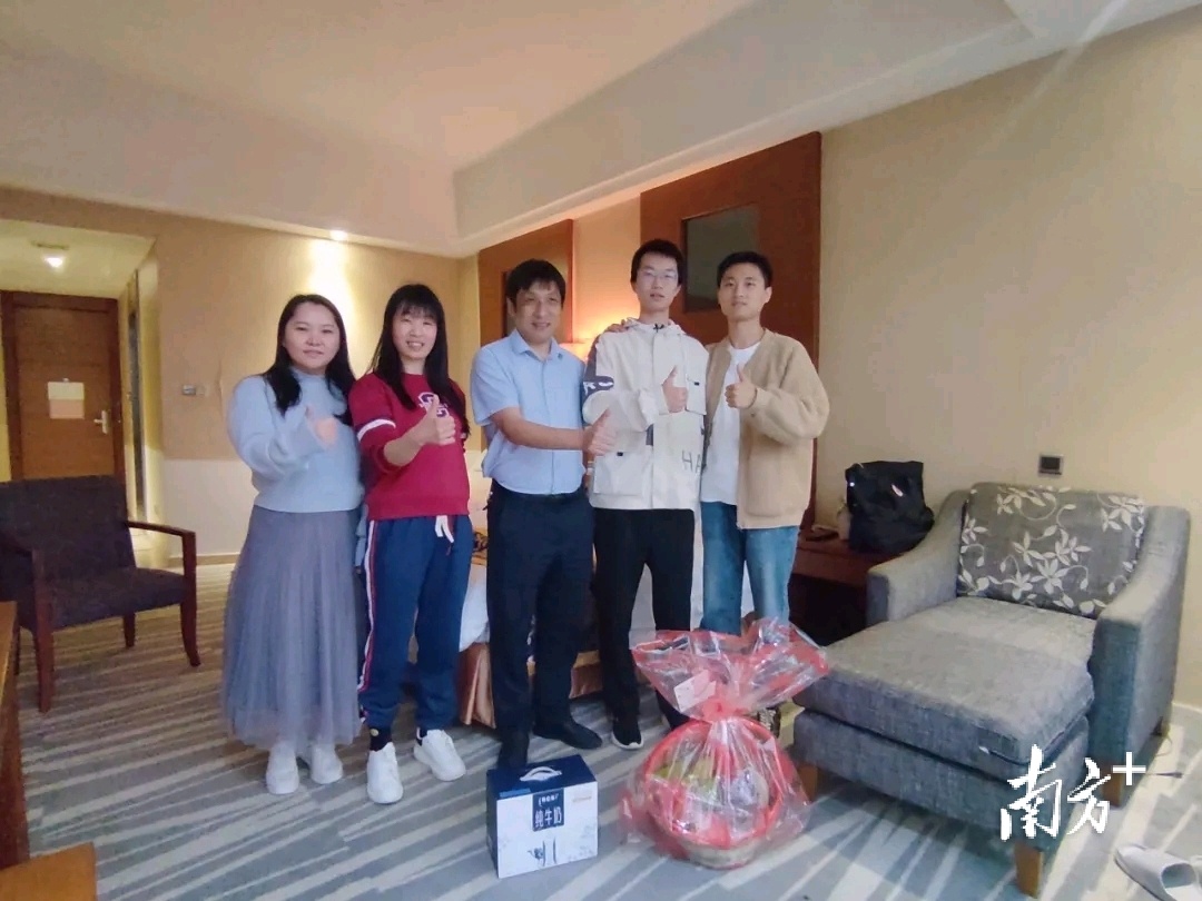 邱立进所在学院的领导和辅导员前往探望