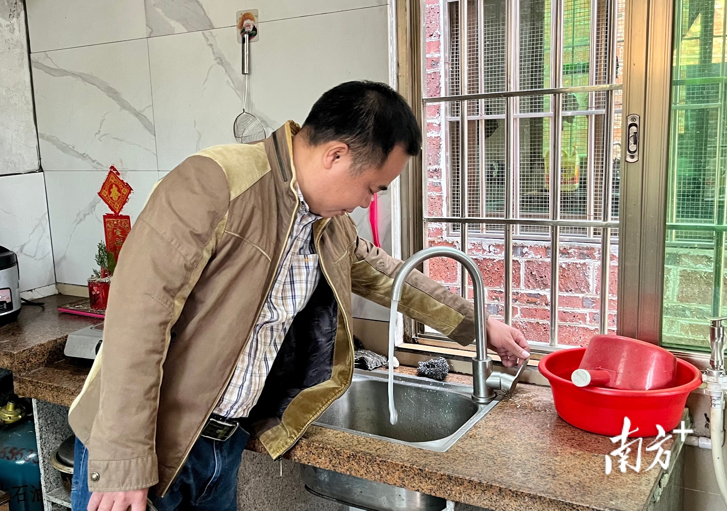 中石塘村村民用上了市政自来水。邱日华 摄 中石塘村村民用上了市政自来水。邱日华 摄