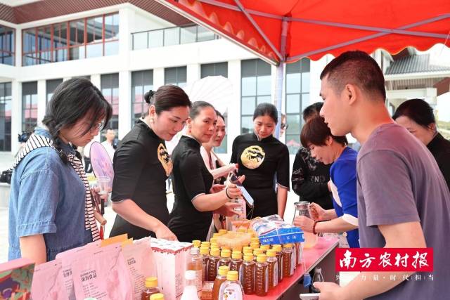 高州每年吸引全国各地游客、采购商慕名而来。 