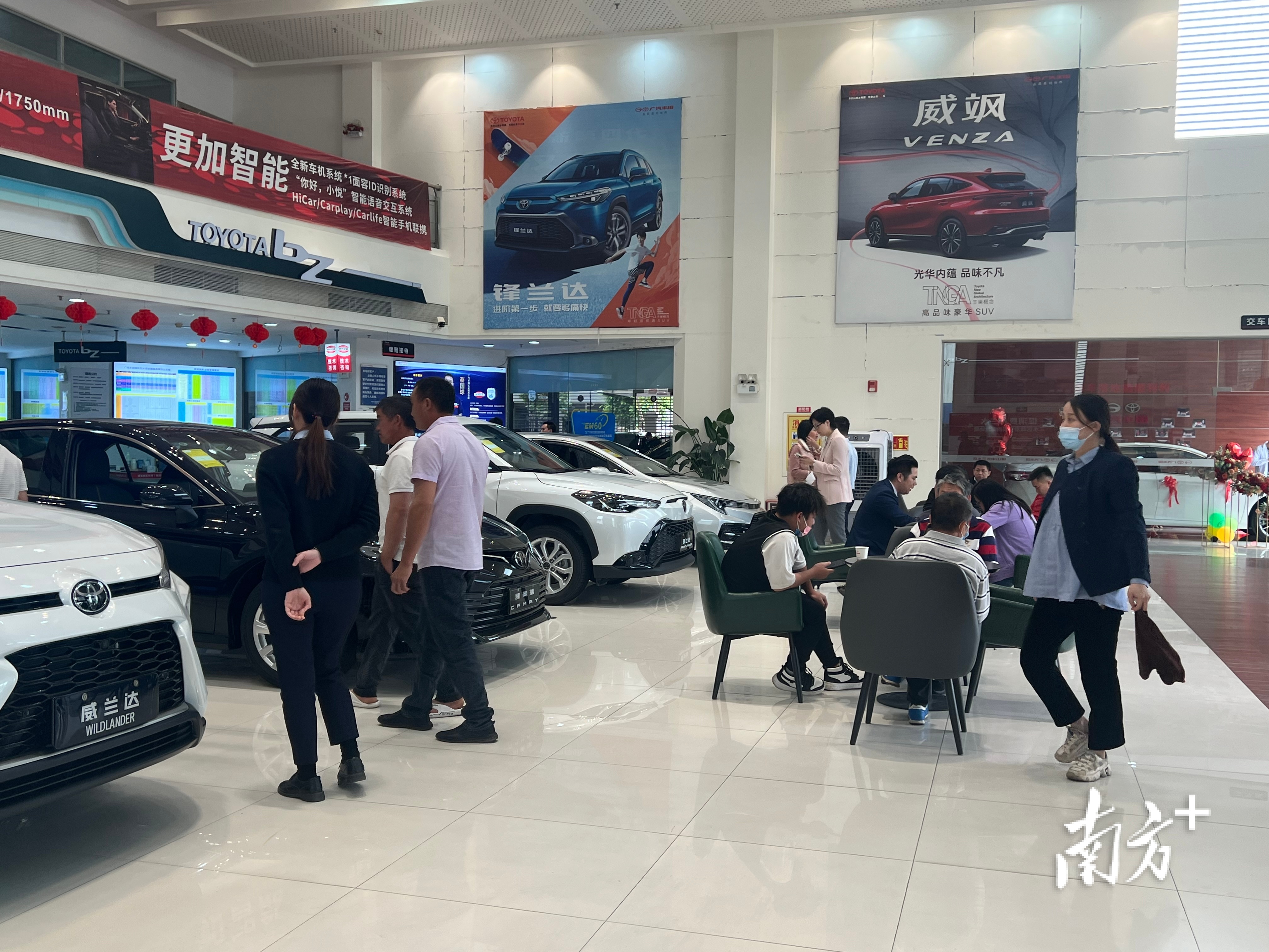 商家反馈，自三水区购车优惠政策推出后，近期到店咨询看车的顾客比平时多了两三成。李周秦 摄