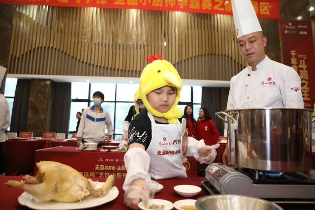 非遗大师现场指导参赛选手制作“清远鸡”菜肴。