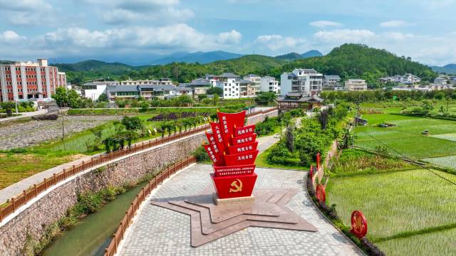 仁居镇仁居村红色广场。谢进扬 摄