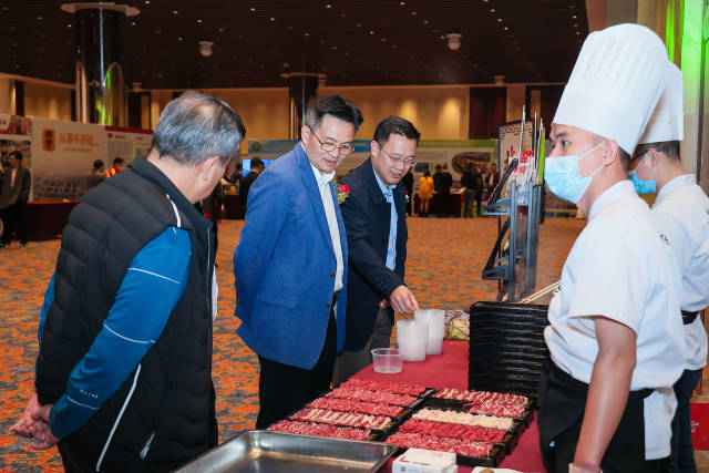 现场品鉴牛肉美食