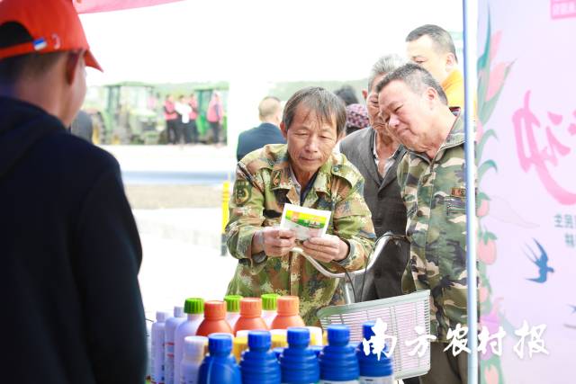 农资下乡，吸引种植户关注。