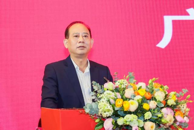 广东省民政厅社会组织管理局龙仕运处长宣读关于同意成立广东省牛产业发展促进会的批复